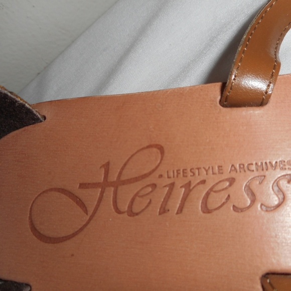 EUC Bronze Womens Size 8 Sandal 1 1/4" heel - Picture 3 of 5